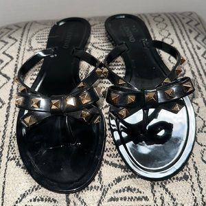 Valentino Garavani
Rockstud PVC Flat Thong Sandals